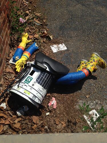 hitchbot-lies-broken
